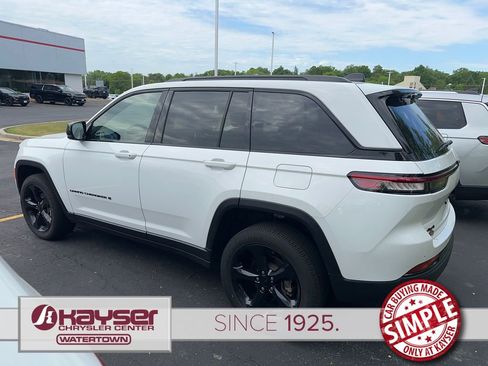 Used 2023 Jeep Grand Cherokee Altitude AWD/4WD image 2