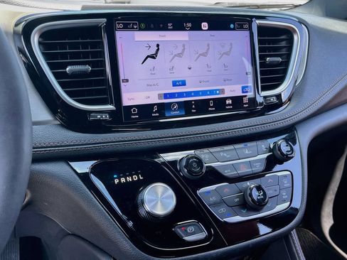 Used 2025 Chrysler Pacifica Pinnacle FWD image 16