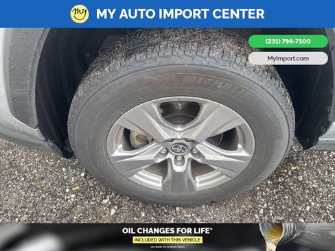 Used 2025 Toyota RAV4 XLE AWD/4WD image 6
