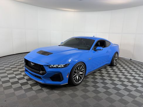 Used 2025 Ford Mustang GT Premium RWD image 2