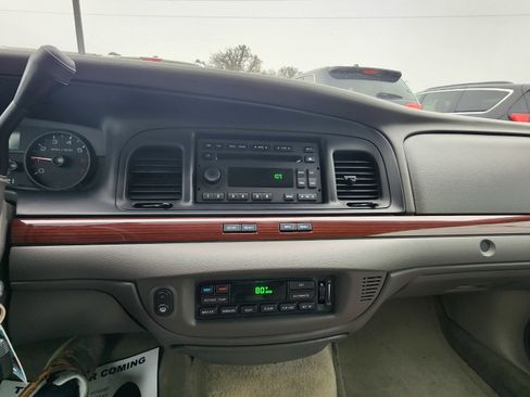 Used 2011 Ford Crown Victoria LX w/ Comfort Appearance Pkg image 12