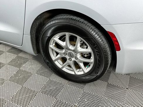 Certified 2024 Chrysler Pacifica Touring-L image 42