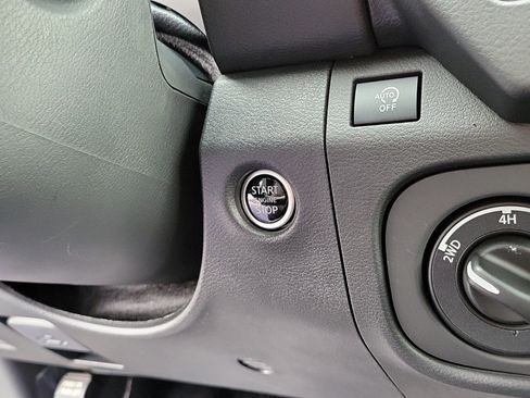 Used 2025 Nissan Frontier SV w/ Tow Package image 28