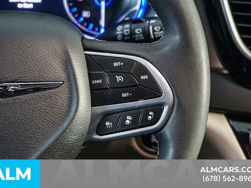 Used 2024 Chrysler Pacifica Touring-L image 27