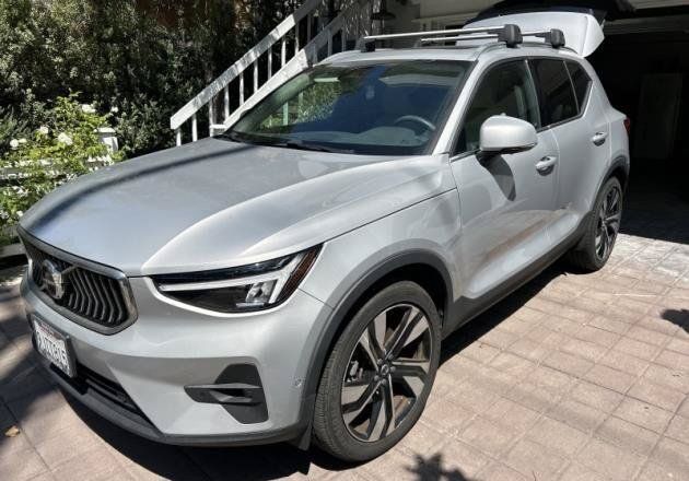 Used 2023 Volvo XC40 B5 Plus w/ Protection Package Premier AWD/4WD image 2