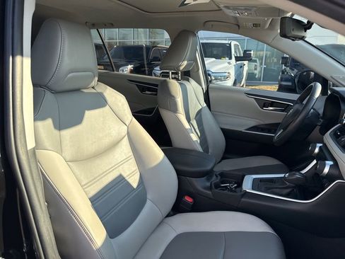 Used 2021 Toyota RAV4 XLE Premium image 18