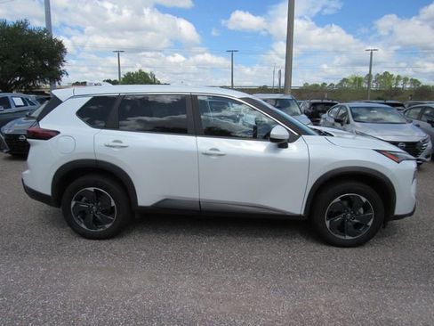 Used 2024 Nissan Rogue SV AWD/4WD image 2