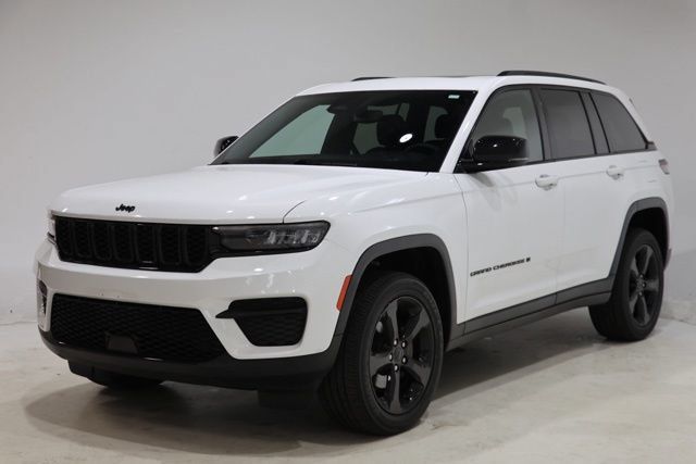Used 2023 Jeep Grand Cherokee Altitude AWD/4WD image 3