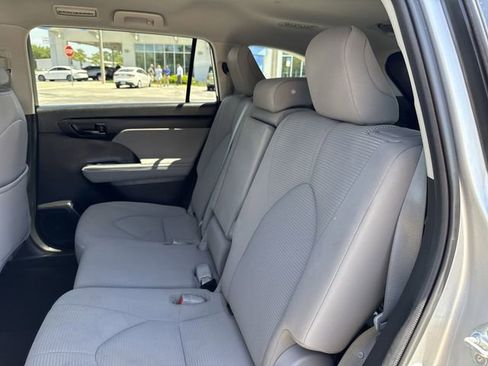 Used 2023 Toyota Highlander LE FWD image 25