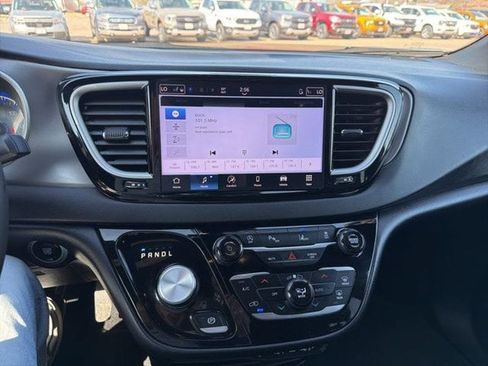 Used 2025 Chrysler Pacifica Select FWD image 10
