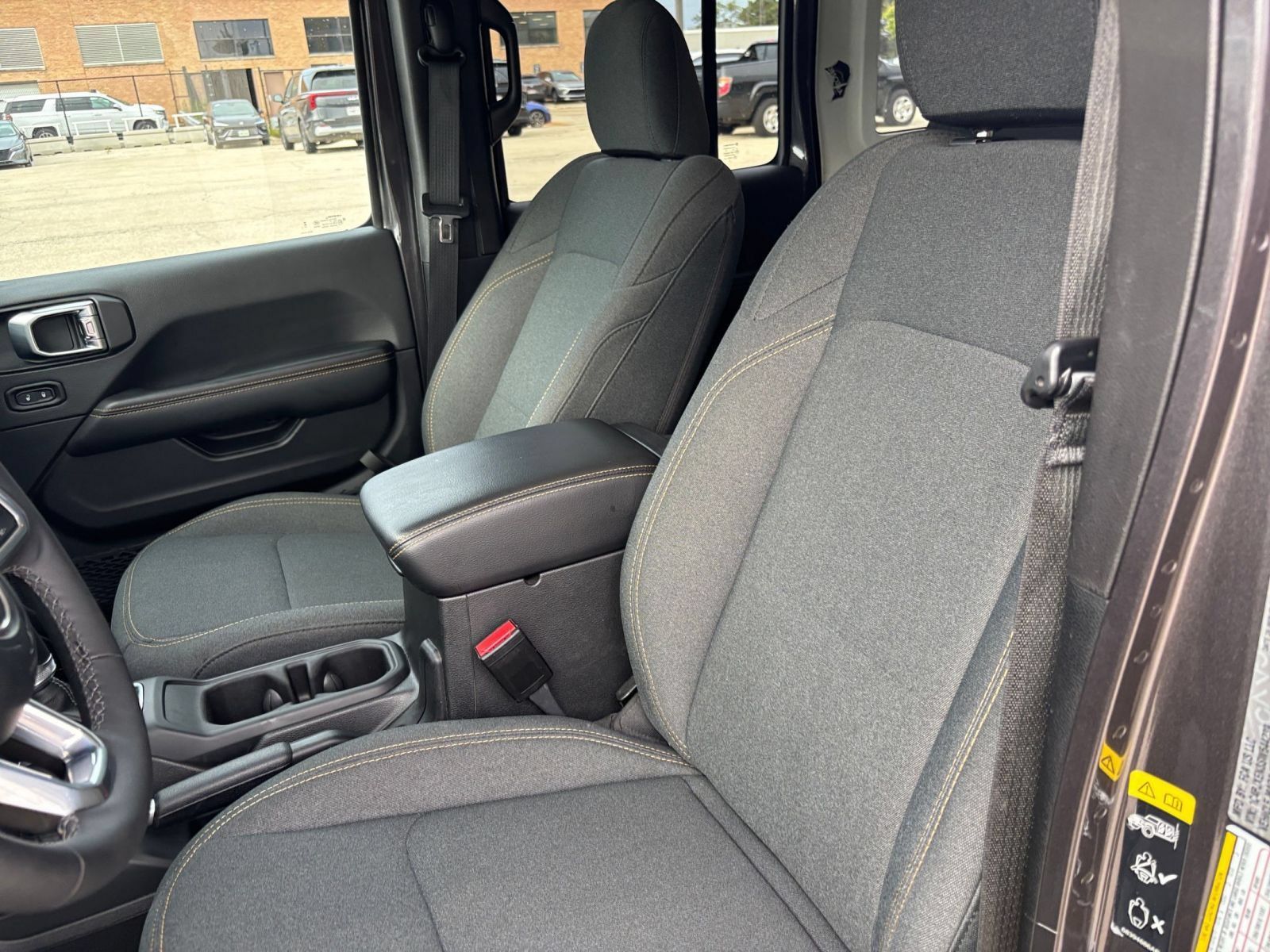 Used 2025 Jeep Wrangler Unlimited Sahara AWD/4WD image 33