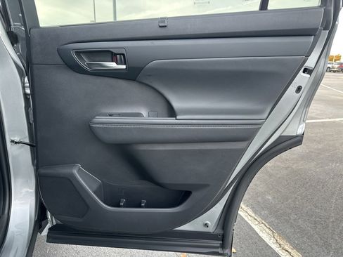Certified 2023 Toyota Highlander XLE image 11
