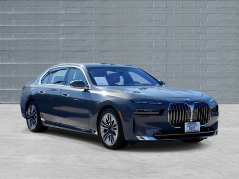 Used 2025 BMW i7 xDrive60 w/ Executive Package image 1