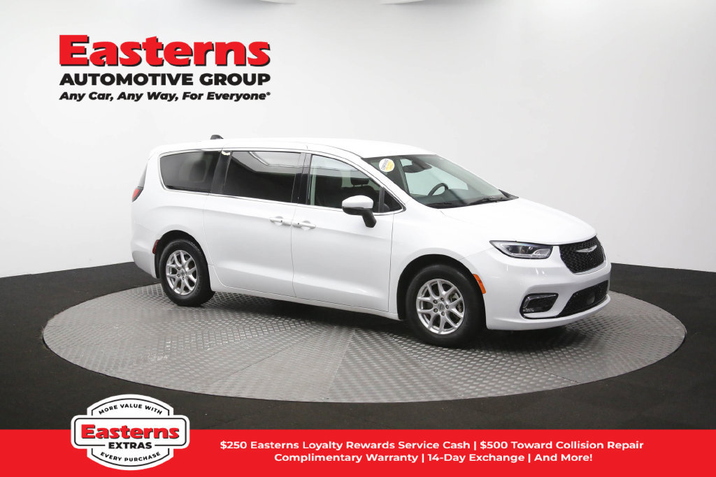 Used 2023 Chrysler Pacifica Touring-L FWD image 47