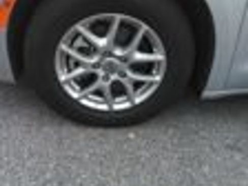 Used 2024 Chrysler Pacifica Touring-L FWD image 14