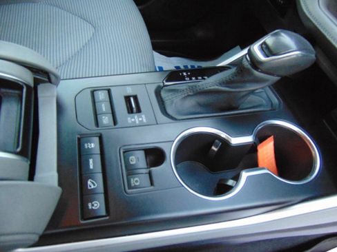 Used 2021 Toyota Highlander LE AWD/4WD image 10