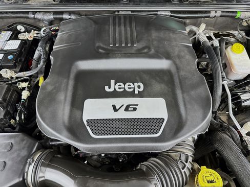 Used 2017 Jeep Wrangler Unlimited Sahara w/ Connectivity Group image 37