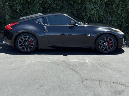 Used 2017 Nissan 370Z Coupe RWD image 7