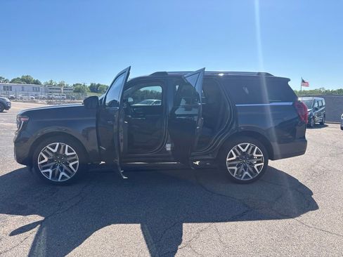 Certified 2025 Ford Expedition Platinum w/ Platinum Ultimate Package AWD/4WD image 4