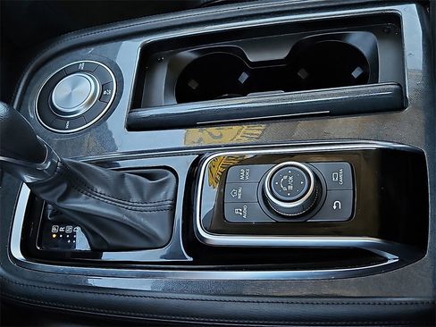 Used 2024 Nissan Armada SV image 23