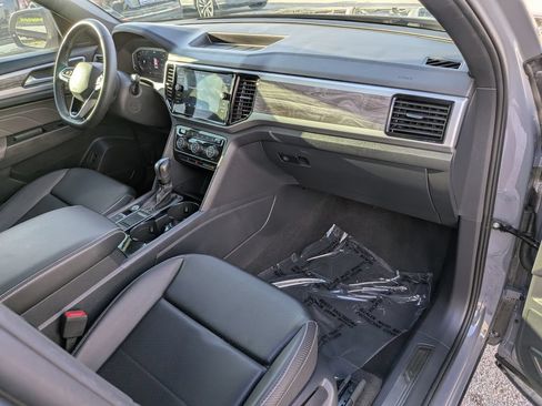 Certified 2023 Volkswagen Atlas Cross Sport SE w/ Panoramic Sunroof Package FWD image 11