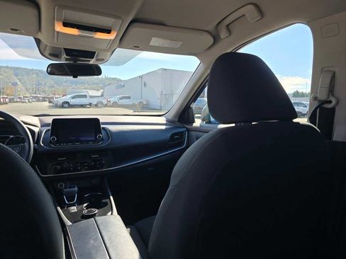 Used 2023 Nissan Rogue S image 14