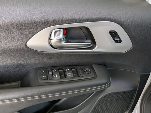 Used 2025 Chrysler Pacifica Limited FWD image 26