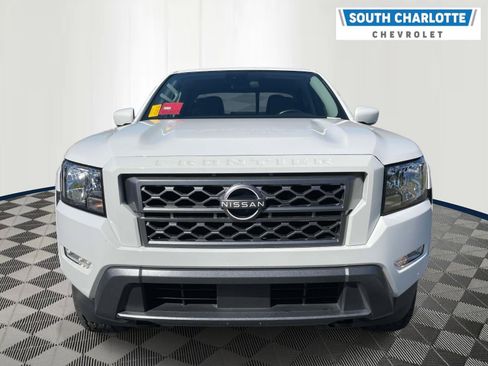 Used 2022 Nissan Frontier SV AWD/4WD image 2