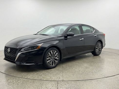 Used 2025 Nissan Altima 2.5 SV FWD image 3