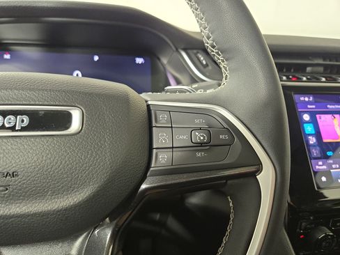 Used 2023 Jeep Grand Cherokee Laredo w/ Luxury Tech Group I AWD/4WD image 16