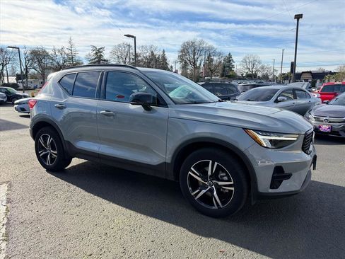 Used 2024 Volvo XC40 B5 Core image 8