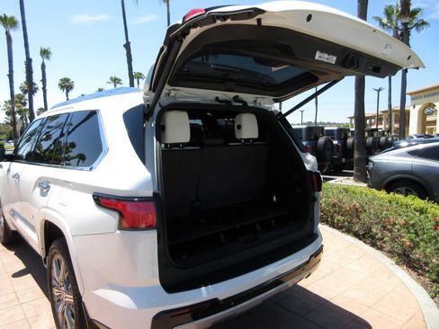 Used 2023 Toyota Sequoia Capstone AWD/4WD image 28