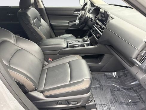 Used 2023 Nissan Pathfinder SL image 17