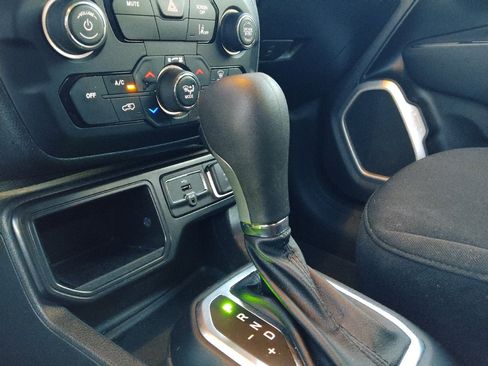 Used 2021 Jeep Renegade Latitude FWD image 26