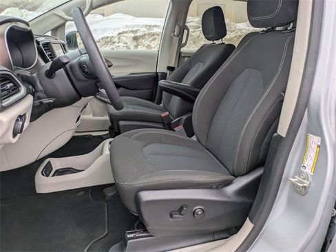 Used 2023 Chrysler Voyager LX image 6