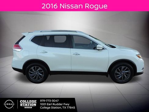 Used 2016 Nissan Rogue SL w/ SL Premium Package image 2