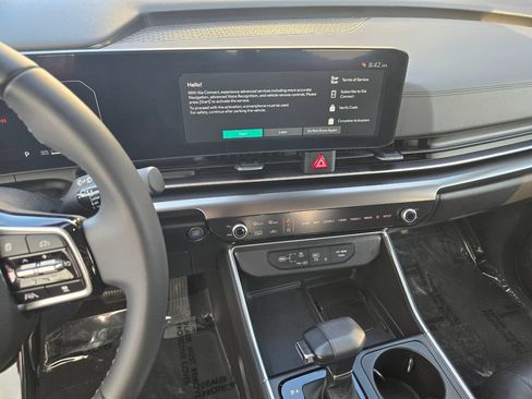 Used 2025 Kia Carnival SX w/ SX Dark Edition Package FWD image 23