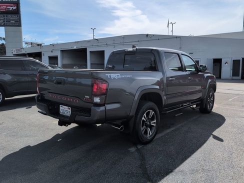 Used 2018 Toyota Tacoma TRD Sport image 5