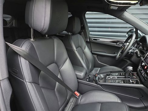 Used 2025 Porsche Macan image 19