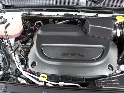Used 2024 Chrysler Pacifica Touring-L FWD image 31