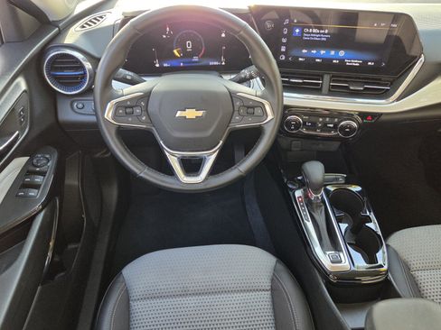 Used 2025 Chevrolet Trax LT w/ LT Convenience Package FWD image 14