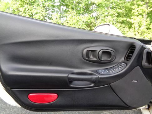 Used 2001 Chevrolet Corvette Convertible w/ Preferred Equipment Group2 RWD image 18