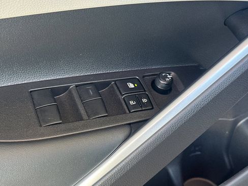 Used 2025 Toyota Corolla Cross L FWD image 13