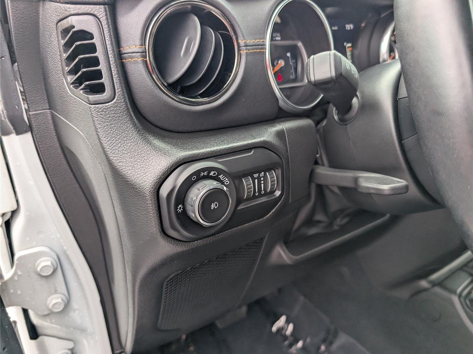 Used 2022 Jeep Wrangler Unlimited Sahara AWD/4WD image 21