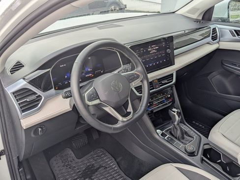 Used 2025 Volkswagen Taos SE image 12