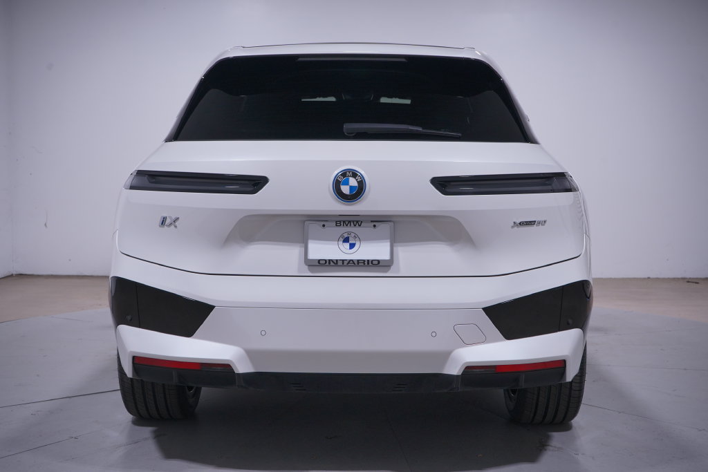 Used 2024 BMW iX xDrive50 w/ Sport Package AWD/4WD image 5