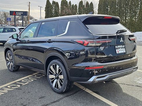 New 2026 Mitsubishi Outlander SE image 3