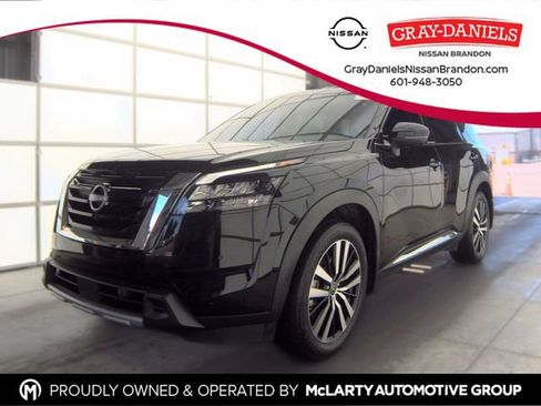 Certified 2025 Nissan Pathfinder Platinum FWD image 1