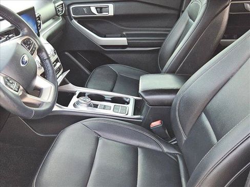 Used 2020 Ford Explorer XLT w/ Equipment Group 202A RWD image 13