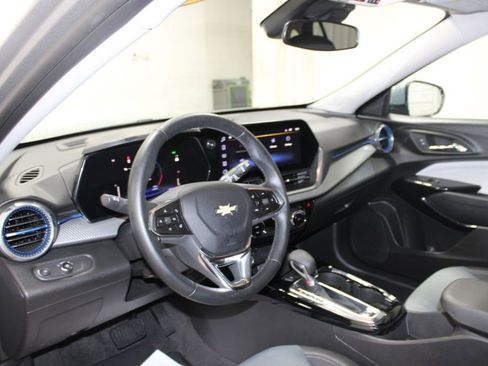 Used 2025 Chevrolet Trax LT w/ LT Convenience Package image 16